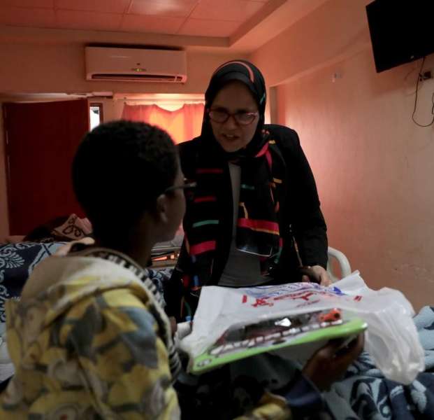 توزيع الهدايا على الأطفال المصابين ”بحادث الطريق الشرقي ” من الأشقاء السودانيين بمستشفى التخصصى بنى سويف