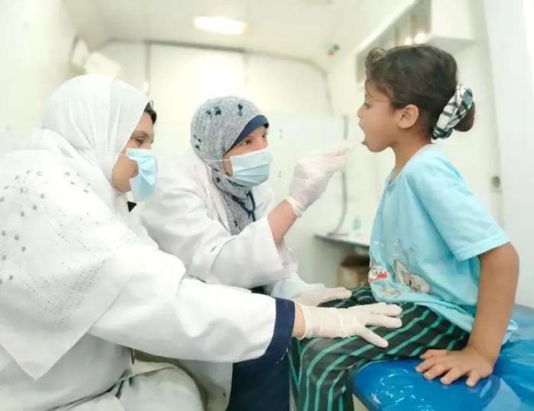 توقيع الكشف الطبي على 1324 مواطنًا بقافلة طبية بـ”حنا حبيب” بالفيوم