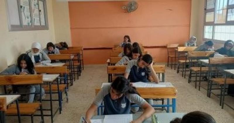 انتشار لافتات منع الموبايل والتدخين في لجان امتحانات الشهادة الإعدادية بالقاهرة