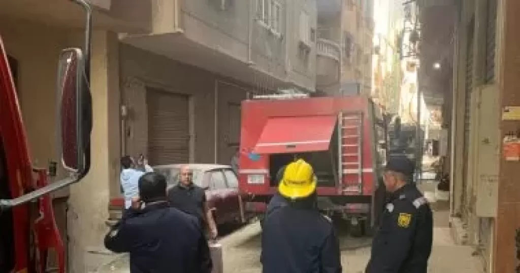 إصابة 4 أشخاص في حريق مخزن العتبة