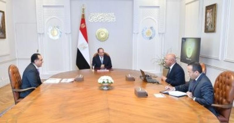 الرئيس عبد الفتاح السيسي يجتمع مع رئيس الوزراء ووزير النقل