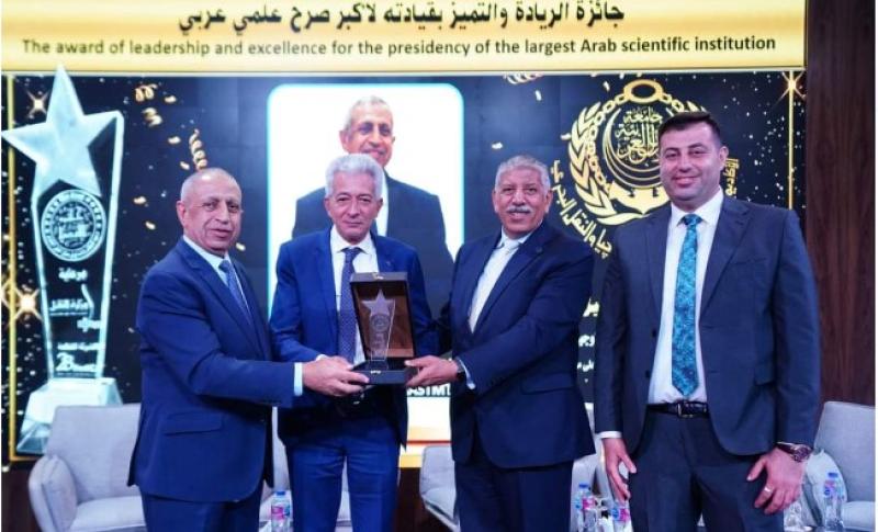 رئيس الأكاديمية العربية يتسلم جائزة الريادة والتميز لـ ”أكبر صرح علمي عربي” ( بالصور )