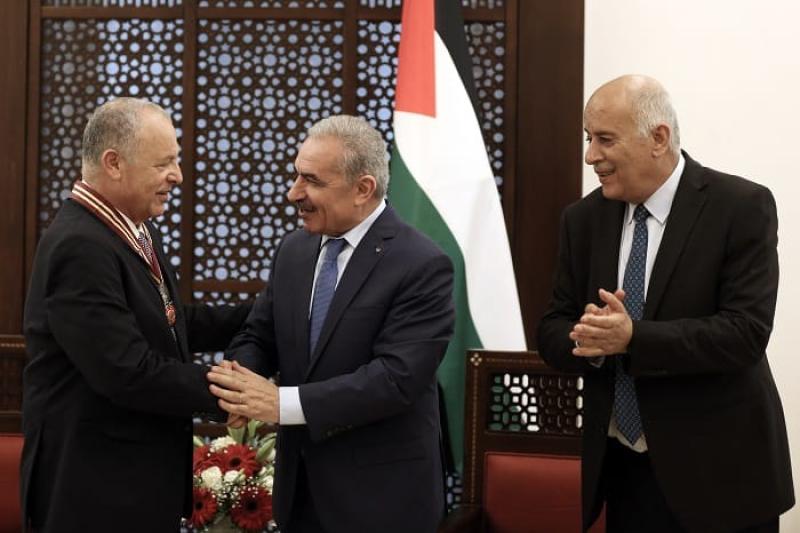 رئيس دولة فلسطين يمنح هاني أبو ريدة وسام نجمة القدس