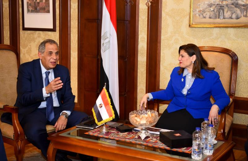 وزيرة الهجرة تترأس اجتماعًا لمتابعة التطبيق الإلكتروني للمصريين بالخارج