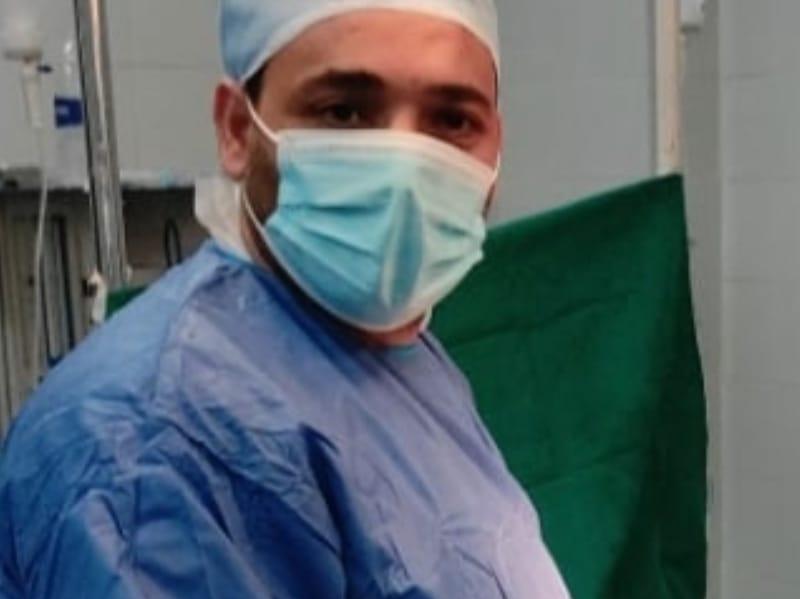 د. محمد يوسف أثناء العملية الجراحية 