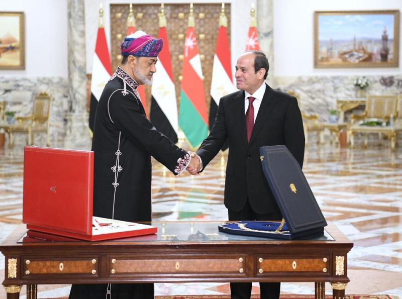 الرئيس السيسي وسلطان عمان يتبادلان أرفع الأوسمة في البلدين احتفالا بزيارته لمصر