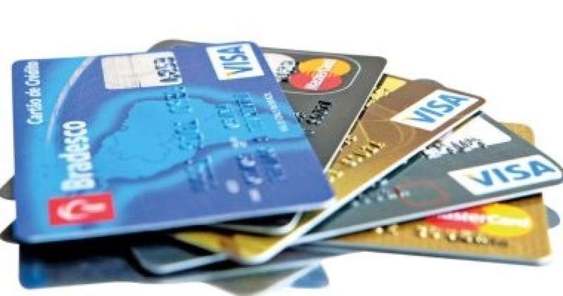 التحقيق مع متهمين استوليا على بيانات بطاقات الدفع الإلكتروني من عملاء البنوك