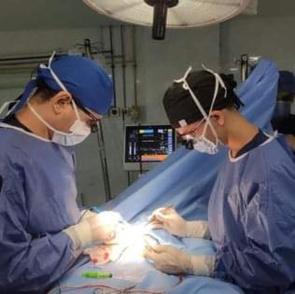 طبي بمستشفيات جامعة أسيوط ينجح في إجراء عملية عالية الدقة