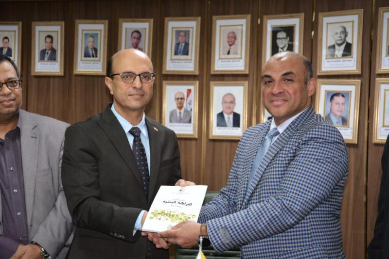  رئيس الجامعه اثناء التكريم