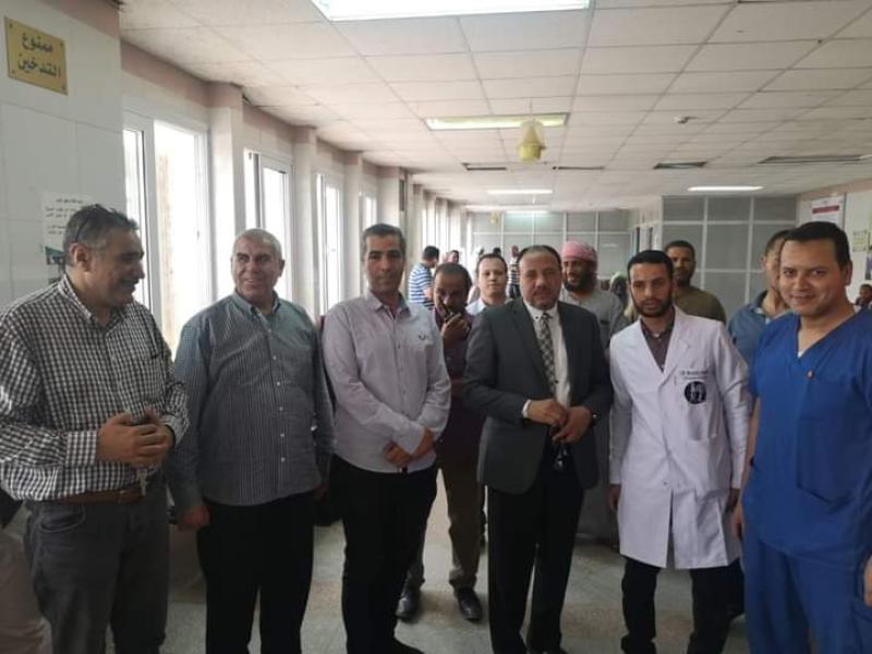 نائب رئيس جامعة الأزهر للوجه القبلي يطمئن على المرضى بالمستشفى