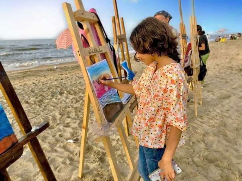أطفال ينصبون مرسم على شواطئ مصيف بلطيم