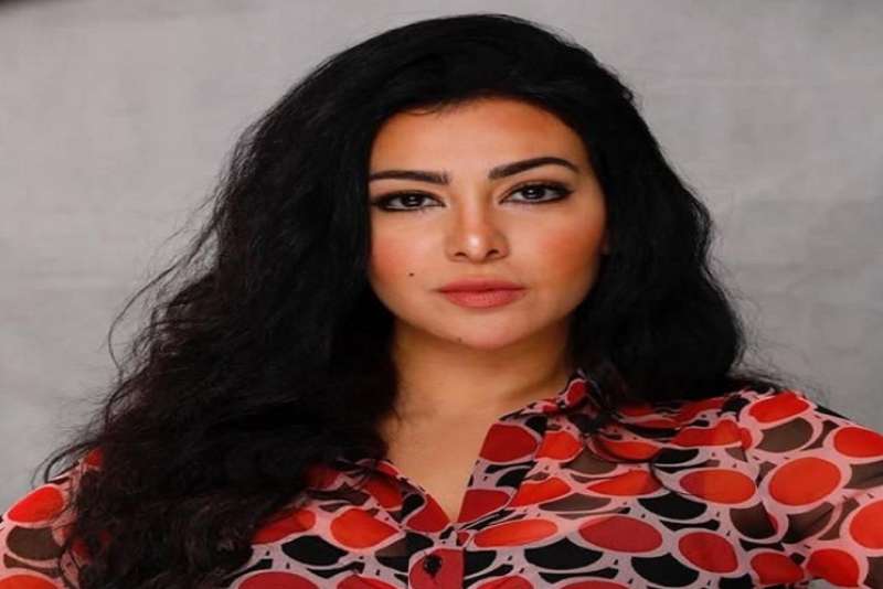 ميرهان حسين: اعتزال الفنانين يثير جدلًا بالوسط الفني بسبب ”الشللية”