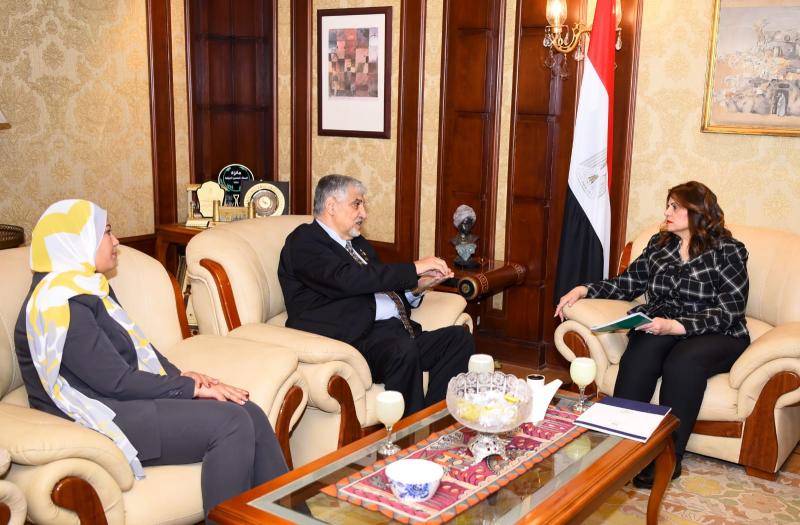 وزيرة الهجرة تستقبل خبيراً مصرياً في مجال البترول والآبار وإدارة المخلفات الصناعية