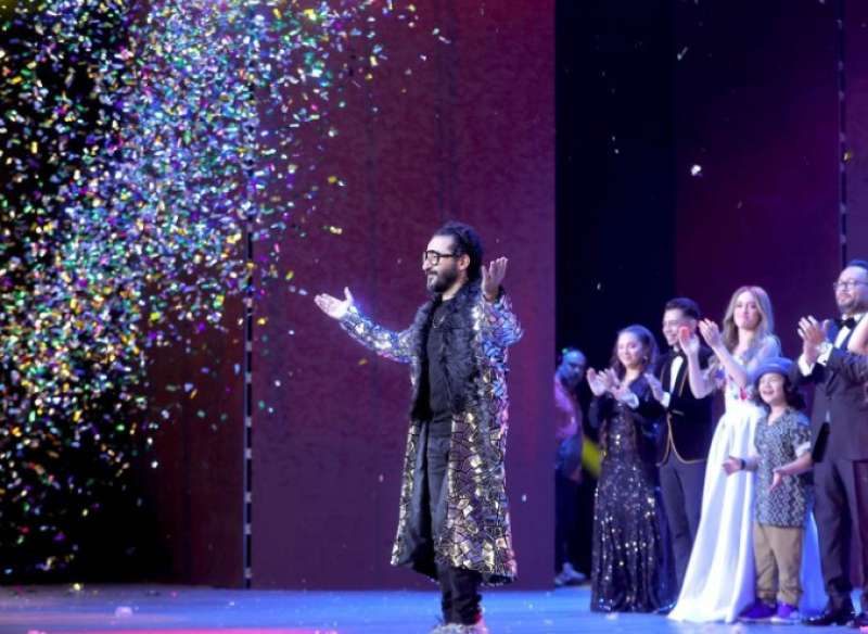 أحمد حلمي يختتم عروض ”ميمو” في جدة ويستعد لجولة داخل المملكة