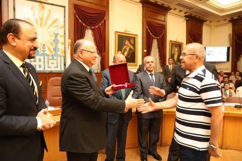 محافظ القاهرة يسلم تأشيرات الحج