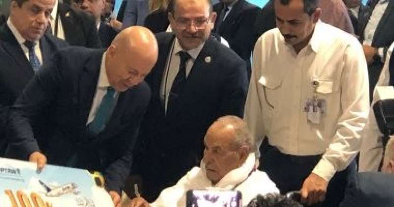 وزير الطيران يسلم أكبر الحجاج سنا تذاكر مجانية.. عمره 94 عاما