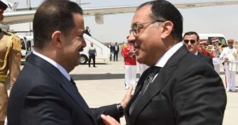 رئيس الوزراء يستقبل نظيره العراقى والوفد المرافق له بمطار القاهرة