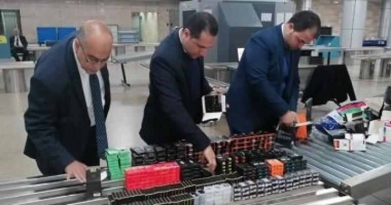ضبط أقراص وحلوى مخدرة وأسلحة بيضاء مع 4 ركاب بمطار القاهرة