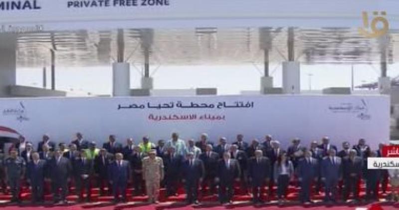 الرئيس السيسي يلتقط صورة تذكارية مع العاملين بمحطة تحيا مصر