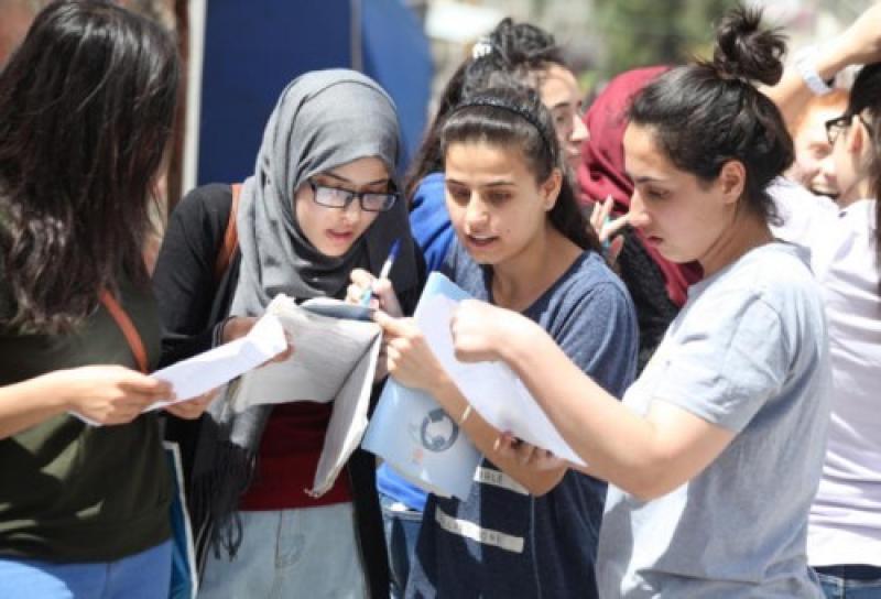 توافد طالبات الإعدادية فى الجيزة على لجان امتحان اللغة العربية