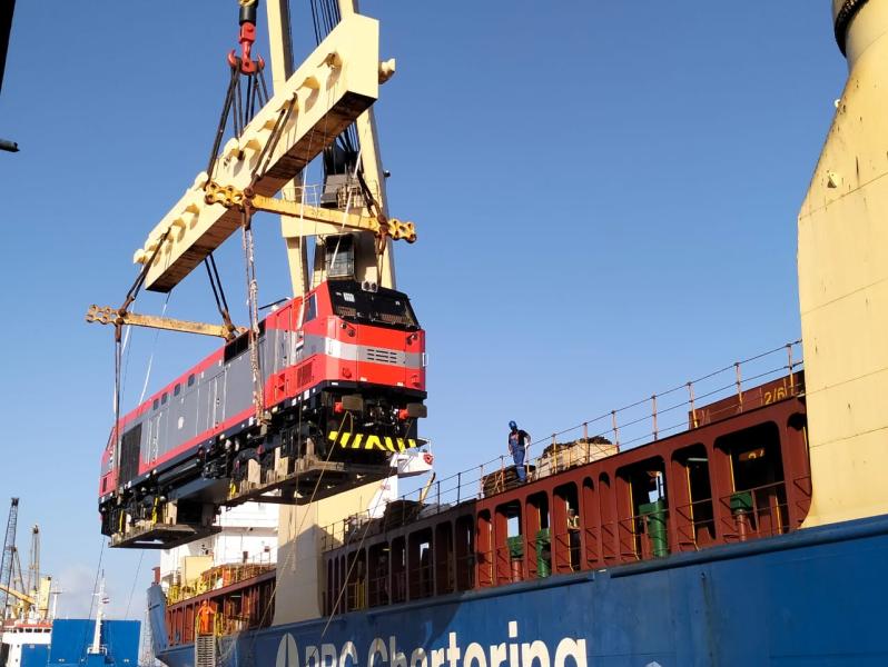 وزير النقل يعلن وصول دفعة من الجرارات الأمريكية الجديدة  إلى ميناء الإسكندرية
