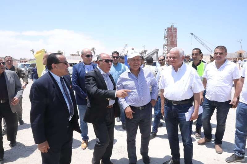 وزير النقل يتفقد مواقع العمل بمشروعي تطوير ميناء العريش