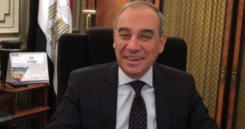 سفير مصر فى باريس يشارك فى مراسم وضع قمة الهرم الذهبى لمسلة الأقصر
