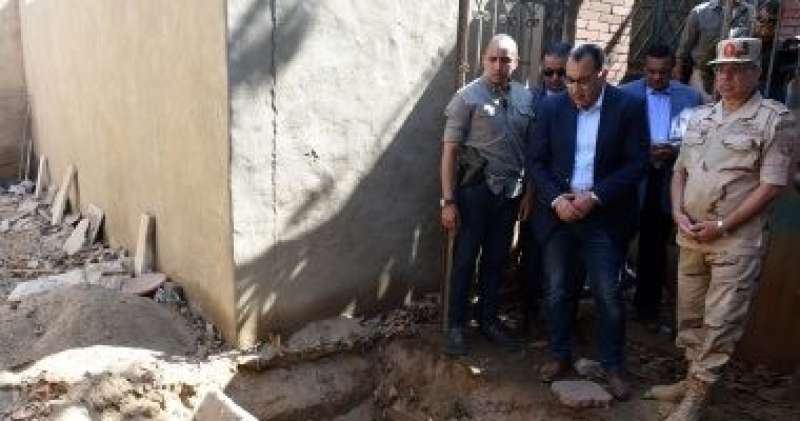 رئيس الوزراء يتفقد المقابر المطلة على شارع صلاح سالم لبدء تنفيذ مقبرة الخالدين