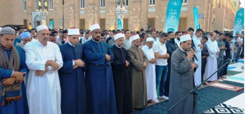 الآلاف يؤدون صلاة عيد الأضحى المبارك بمسجد الإمام الحسين