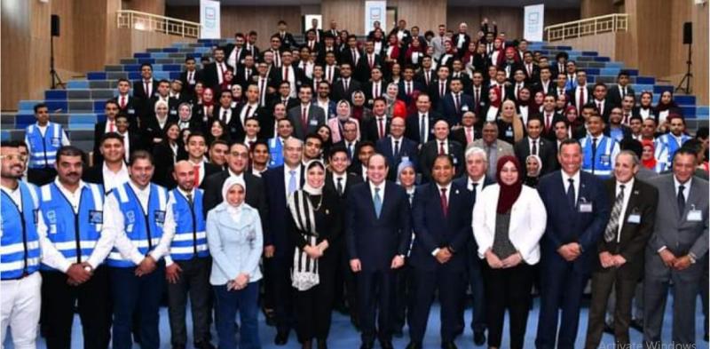 الرئيس السيسى يحتضن شباب الجامعات