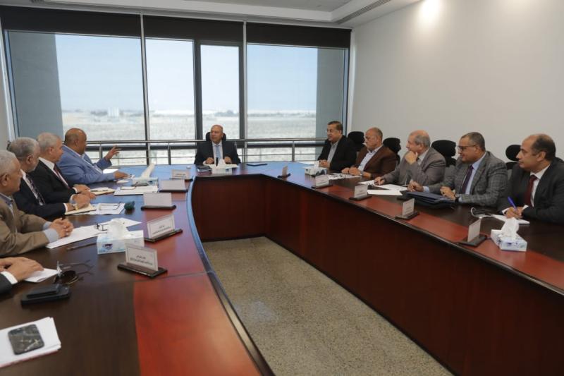 وزير النقل يعقد اجتماعا مع  رؤساء  الشركات المصنعة للفلنكات الخرسانية والمصنعة للحديد والكابلات
