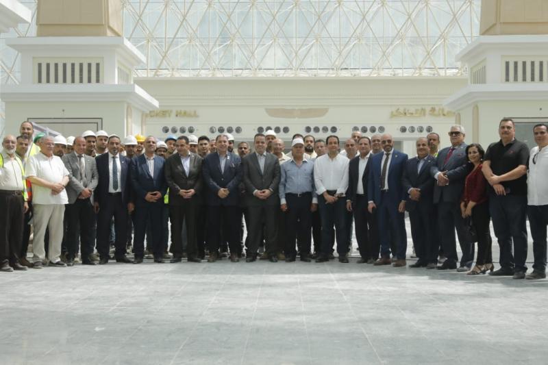 وزير النقل  ووفد برلماني  من مجلسي النواب والشيوخ  في جولة  بمحطة سكك حديد صعيد مصر