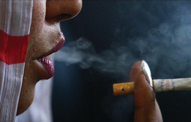 أمين الفتوى: شرب السجائر حرام وتهلكة للنفس والمال