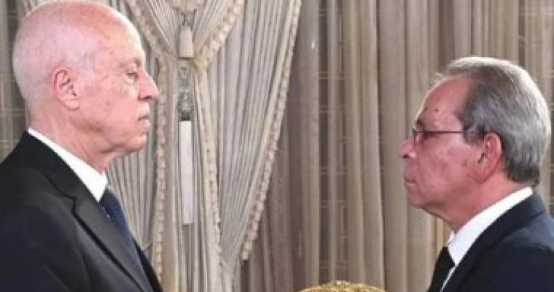 رئيس الحكومة التونسية أحمد الحشانى (يمين) والرئيس قيس سعيد