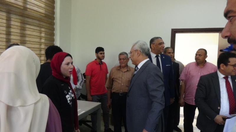 د. عصام فرحات يتابع انتظام إجراءات قيد الطلاب بجامعة المنيا الأهلية