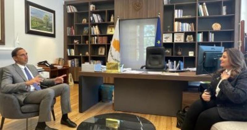 وزيرة الهجرة خلال لقاء وزير الداخلية القبرصي