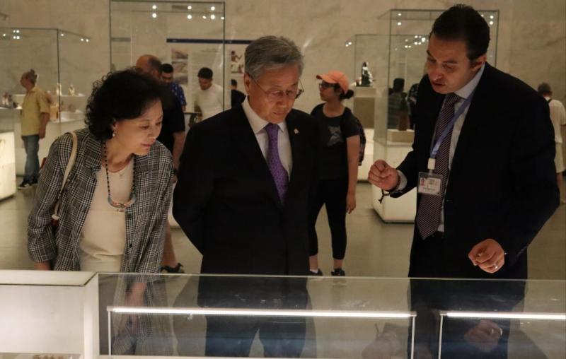 سفير كوريا الجنوبية بالقاهرة يزور المتحف القومي للحضارة المصرية