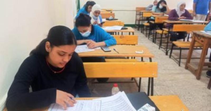 طلاب الثانوية العامة دور ثان يبدأون امتحان اللغة الأجنبية الأولى