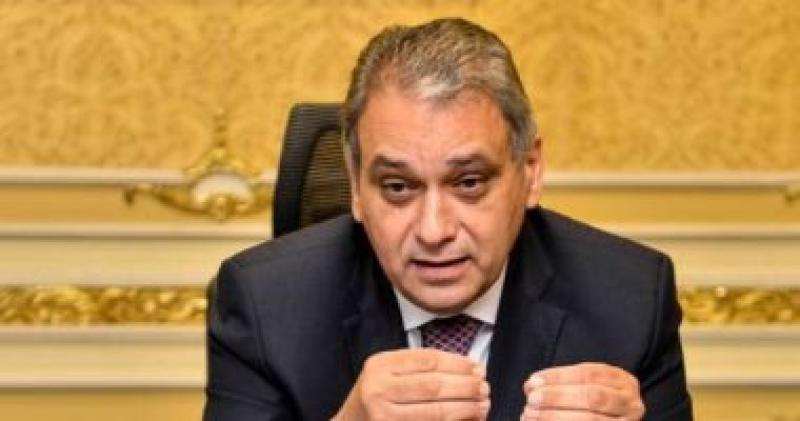 وزير شئون المجالس النيابية يرفض وصف  حكومة الرمل والزلط