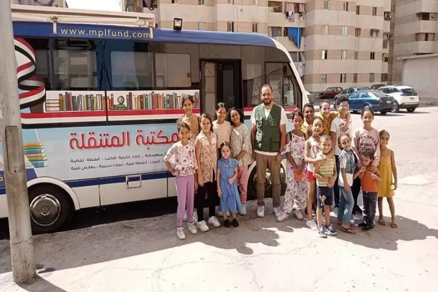 المكتبة المتنقلة لجمعية مصر الجديدة تواصل نشر العلم والثقافة في حي الأسمرات