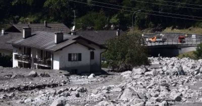 انهيار أرضى يدمر 6 منازل نتيجة الأمطار الغزيرة فى سويسرا