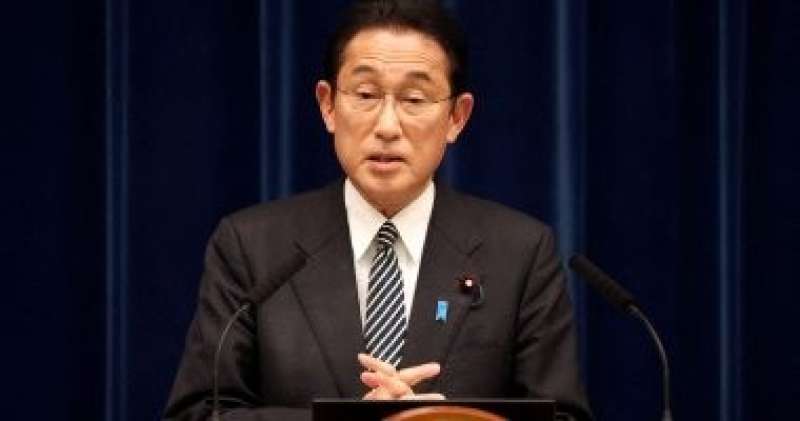 رئيس وزراء اليابان يتناول مأكولات بحرية من فوكوشيما لتبديد المخاوف