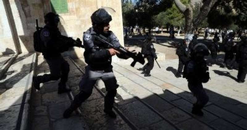 قوات الاحتلال تقتحم عزاء طفل شهيد بالقدس وتعتدى على المتواجدين بالضرب