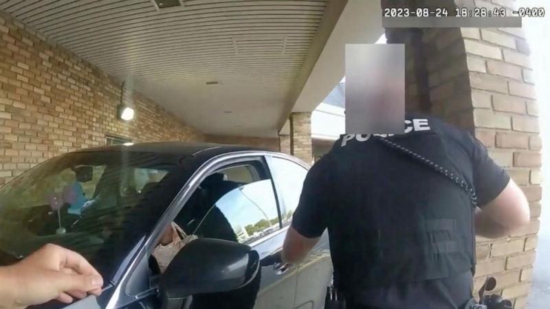 كاميرا مثبتة بجسم شرطي أمريكي تظهره وهو يقتل امرأة حامل في سيارة خارج متجر