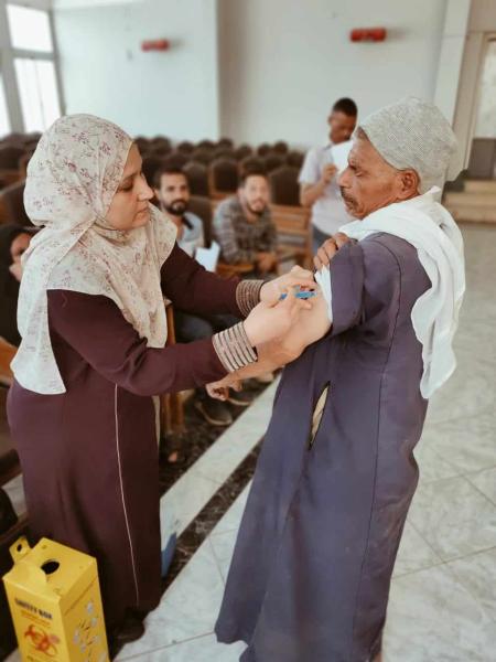 رعاية صحية وتطعيمات لعمال النظافة ضد الفيروسات بمركز مطاي