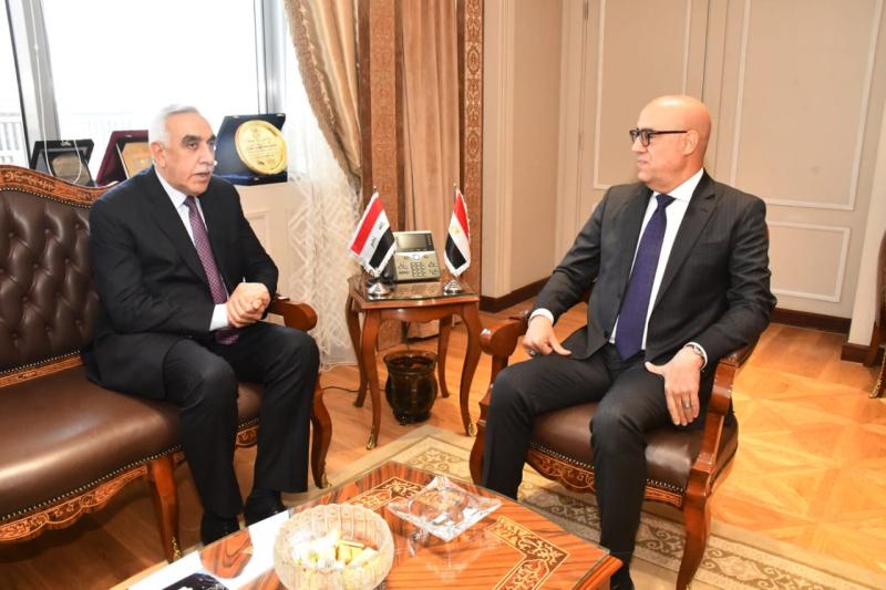 الدكتور عاصم الجزار وزير الإسكان مع أحمد نايف الدليمي سفير العراق بالقاهرة