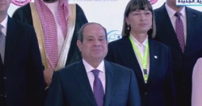 الرئيس عبد الفتاح السيسي يلتقط صورة تذكارية مع المشاركين بالمؤتمر