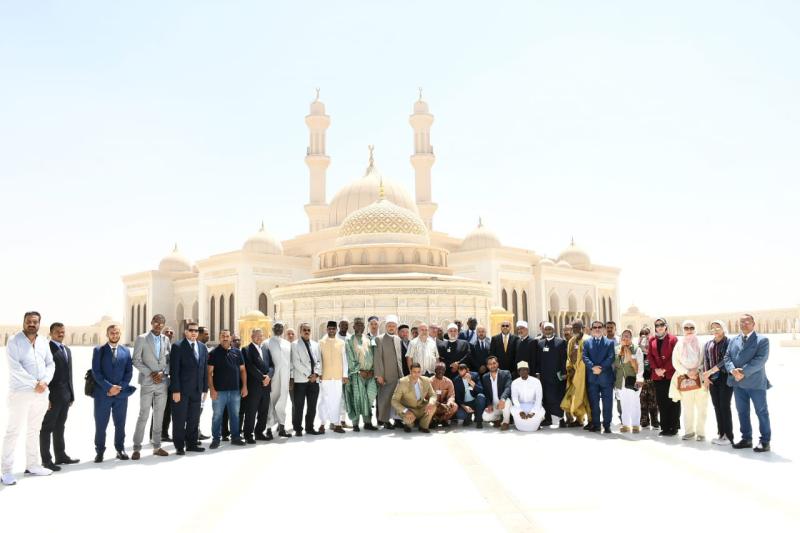 ضيوف مؤتمر الأوقاف الدولي الرابع والثلاثين خلال زيارتهم مسجد مصر