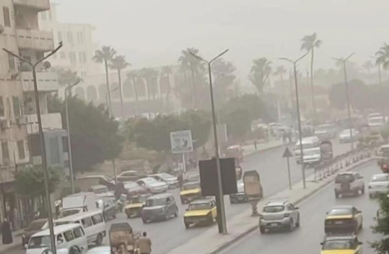 رغم العاصفة دانيال.. آلاف المواطنين يتنزهون على شواطئ الإسكندرية