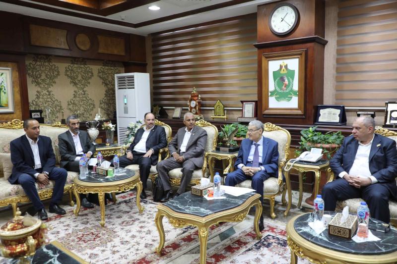 محافظ المنيا يستقبل وفد اللجنة التنفيذية للمبادرة الوطنية ”المشروعات الخضراء الذكية” في مرحلتها الثانية